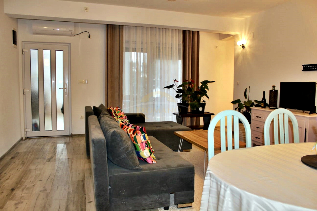 Appartamento al piano terra con terrazza e posto auto in garage